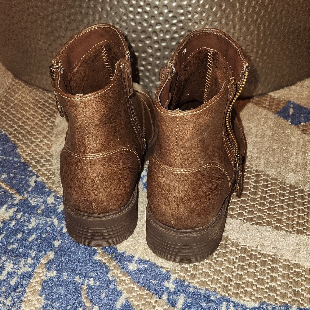 NWOB- Easy Works By Easy Street Brown Ankle Zippered Booties Non- Slip Size 7W - Picture 7 of 7